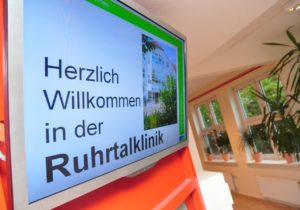 Monitor mit Begrüßung in der Ruhrtalklinik Wickede